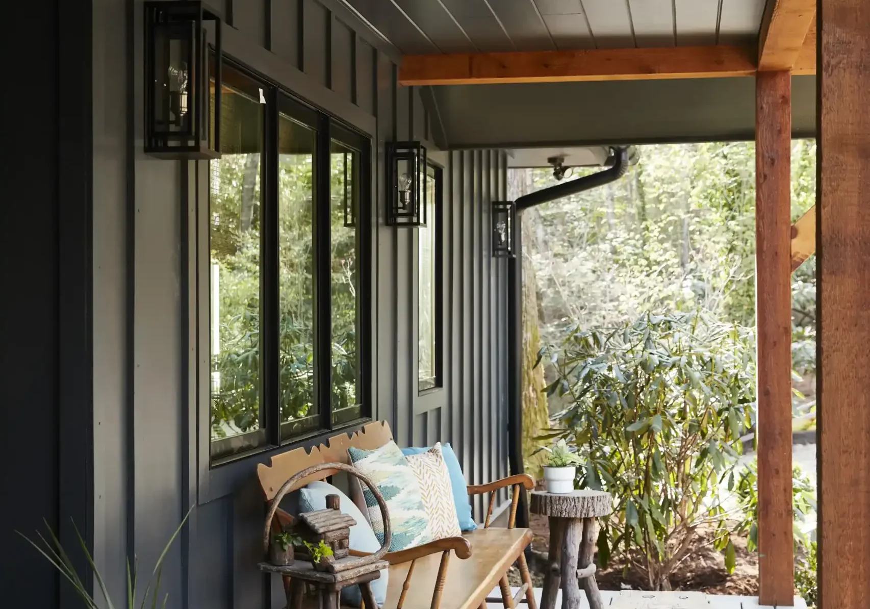 RS18612_ur2018_front-yard-08-bench-area-wide-Shot_48_793_v